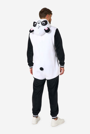 Ein lächelnder Mann trägt einen Panda-Onesie für Erwachsene. Dieser kuschelige Onesie ist in den Farben Schwarz und Weiß gehalten und hat eine verspielte Kapuze mit Pandaohren und einem süßen Gesicht. Perfekt zum Entspannen oder für lustige Kostümanlässe. Ganzkörperfoto von hinten mit heruntergelassener Kapuze.