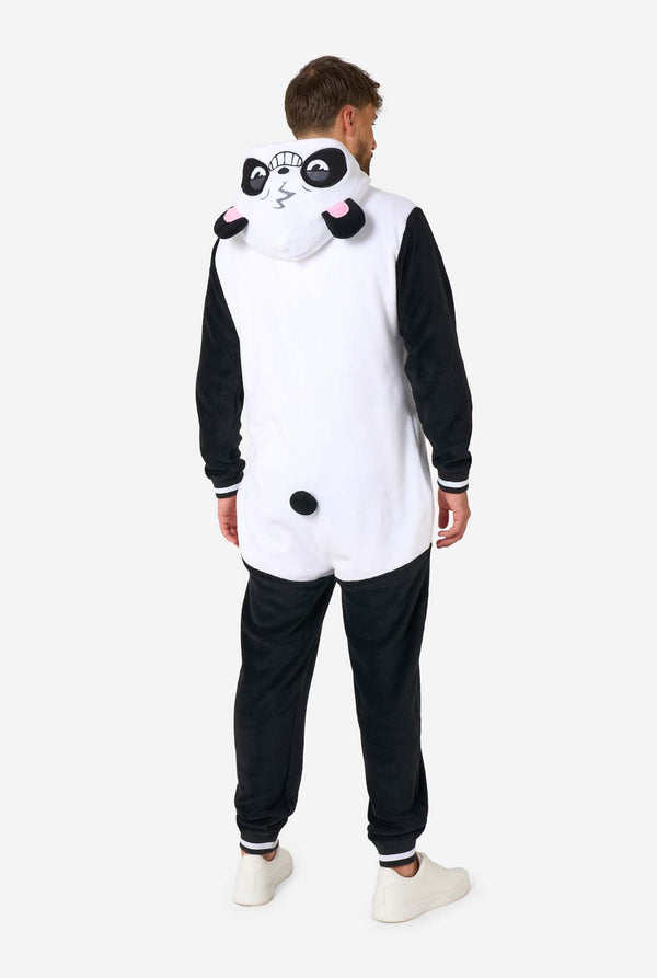 Ein lächelnder Mann trägt einen Panda-Onesie für Erwachsene. Dieser kuschelige Onesie ist in den Farben Schwarz und Weiß gehalten und hat eine verspielte Kapuze mit Pandaohren und einem süßen Gesicht. Perfekt zum Entspannen oder für lustige Kostümanlässe. Ganzkörperfoto von hinten mit heruntergelassener Kapuze.