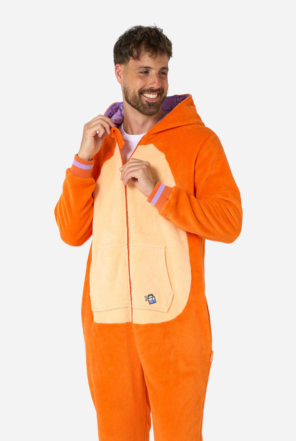 Ein lächelnder Mann trägt einen orangefarbenen Onesie für Erwachsene, der als roter Katzen-Onesie gestaltet ist. Der Onesie hat eine Kapuze in Katzenkopfform und Katzendetails – perfekt für gemütliches Faulenzen oder Kostümpartys. Die Kapuze trägt er auf dem Rücken.