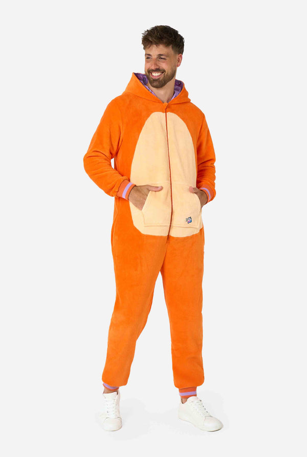 Ein lächelnder Mann trägt einen orangefarbenen Onesie für Erwachsene im Design eines roten Katzen-Onesie. Der Onesie hat eine Kapuze in Katzenkopfform und Katzendetails – perfekt für gemütliches Faulenzen oder Kostümpartys. Ganzkörperbild mit Kapuze auf dem Rücken.