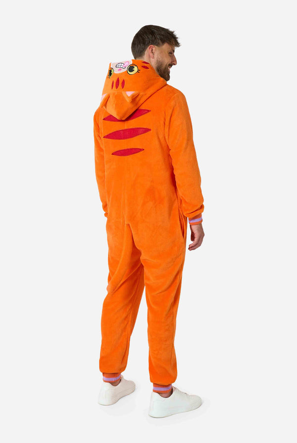 Ein lächelnder Mann trägt einen orangefarbenen Onesie für Erwachsene, der als roter Katzen-Onesie gestaltet ist. Der Onesie hat eine Kapuze in Katzenkopf-Optik und Katzendetails – perfekt für gemütliches Faulenzen oder Kostümpartys. Ganzkörperfoto von der Seite/Rückseite.