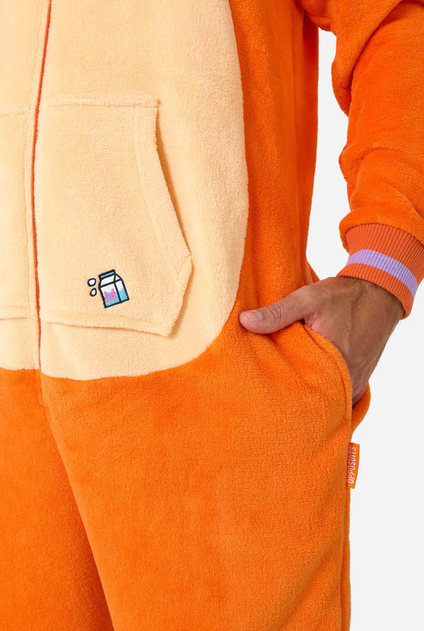 Ein lächelnder Mann trägt einen orangefarbenen Onesie für Erwachsene, der als roter Katzen-Onesie gestaltet ist. Der Onesie hat eine Kapuze in Katzenkopf-Optik und Katzendetails – perfekt für gemütliches Faulenzen oder Kostümpartys. Nahaufnahme.