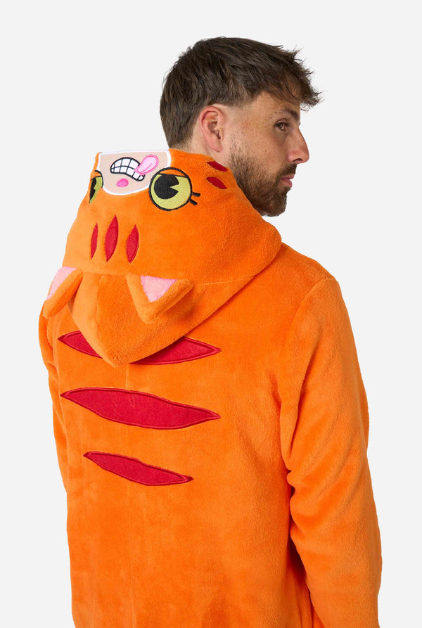 Ein lächelnder Mann trägt einen orangefarbenen Onesie für Erwachsene im Design eines roten Katzen-Onesie. Der Onesie hat eine Kapuze in Katzenkopf-Optik und Katzendetails – perfekt für gemütliches Faulenzen oder Kostümpartys. Nahaufnahme des Oberkörpers von hinten.