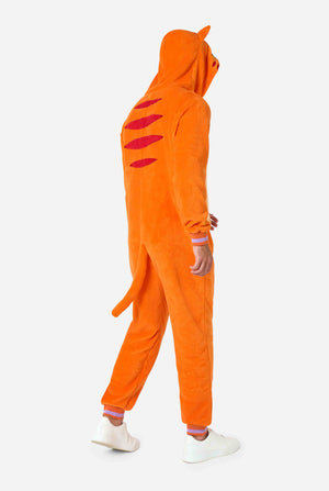 Ein lächelnder Mann trägt einen orangefarbenen Onesie für Erwachsene, der als roter Katzen-Onesie gestaltet ist. Der Onesie hat eine Kapuze in Katzenkopfform und Katzendetails – perfekt für gemütliches Faulenzen oder Kostümpartys. Ganzkörperfoto von hinten mit hochgezogener Kapuze.