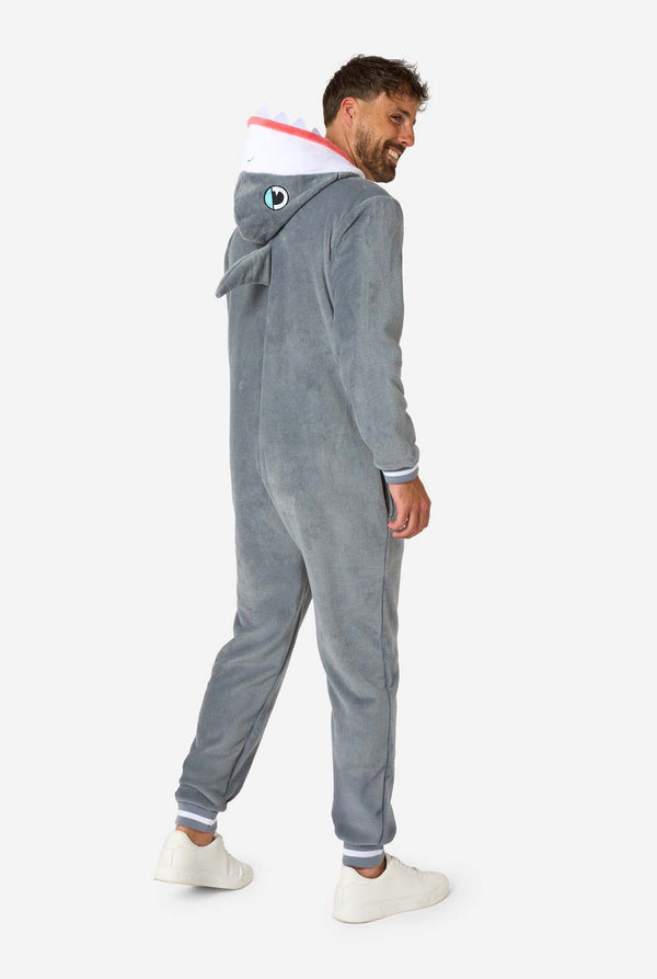 Ein Mann trägt einen grau-weißen Hai-Onesie für Erwachsene mit verspielten Kapuzendetails und kuscheligem, weichem Material, perfekt zum Entspannen oder für Kostümveranstaltungen. Ganzkörperbild von hinten.