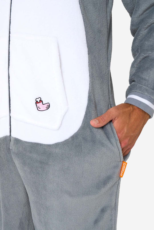 Ein Mann trägt einen grau-weißen Hai-Onesie für Erwachsene mit verspielten Kapuzendetails und kuscheligem, weichem Material, perfekt zum Entspannen oder für Kostümveranstaltungen. Nahaufnahme der Tasche.