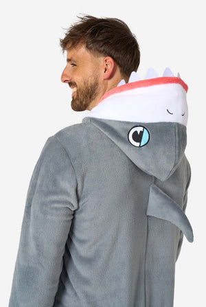 Ein Mann trägt einen grau-weißen Hai-Onesie für Erwachsene mit verspielten Kapuzendetails und kuscheligem, weichem Material, perfekt zum Entspannen oder für Kostümveranstaltungen. Nahaufnahme des Oberkörpers von hinten.