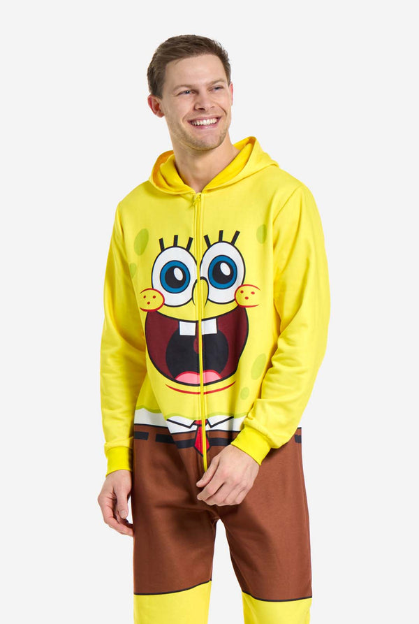 Mann trägt SpongeBob Unisex-Strampelanzug