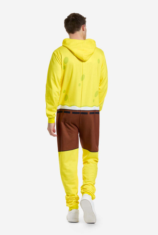 Mann trägt SpongeBob Unisex-Onesie, Ansicht von hinten