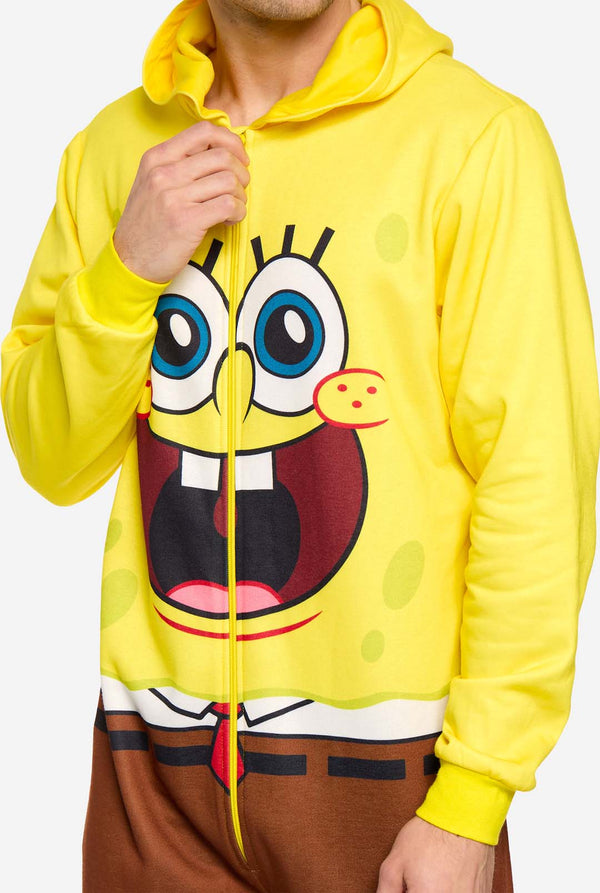 Mann trägt SpongeBob Unisex-Strampelanzug, Nahaufnahme