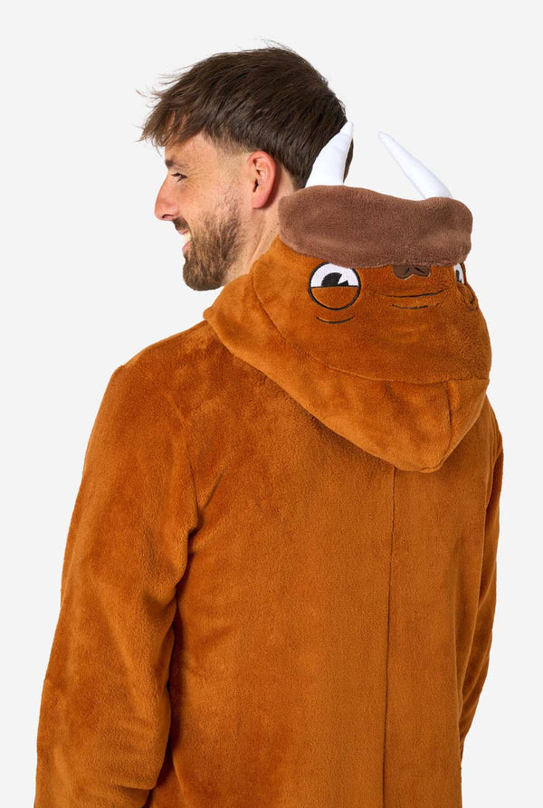 Ein fröhlicher Mann trägt einen braunen Erwachsenen-Onesie in Walross-Optik. Der Onesie hat eine Kapuze mit Reißzähnen, aufgenähte Handschuhe in Pfotenform und verspielte Walross-Details – perfekt für gemütliches Faulenzen oder Kostümpartys. Oberkörper in Nahaufnahme, Kapuze auf dem Rücken.