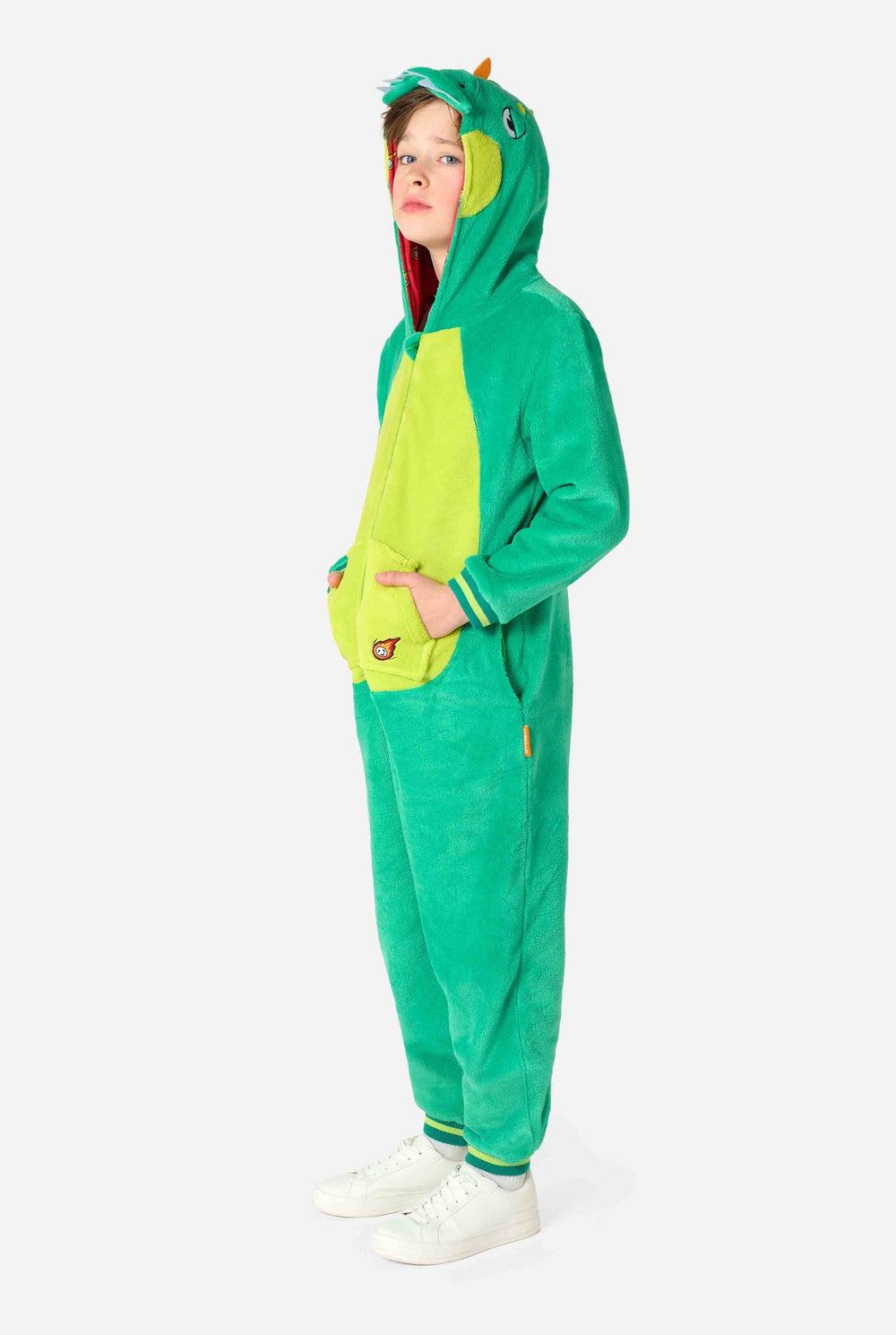 Ein Kind trägt einen grünen Dinosaurier-Onesie für Kinder mit verspielten Kapuzen-Details und gemütlichem, weichem Material – perfekt zum Entspannen oder für Kostümveranstaltungen.