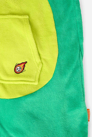 Ein Kind trägt einen grünen Dinosaurier-Onesie für Kinder mit verspielten Kapuzen-Details und gemütlichem, weichem Material – perfekt zum Entspannen oder für Kostümveranstaltungen. Nahaufnahme der Kängurutasche.