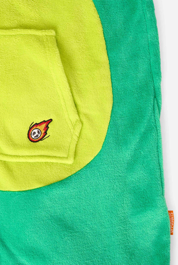 Ein Kind trägt einen grünen Dinosaurier-Onesie für Kinder mit verspielten Kapuzen-Details und gemütlichem, weichem Material – perfekt zum Entspannen oder für Kostümveranstaltungen. Nahaufnahme der Kängurutasche.
