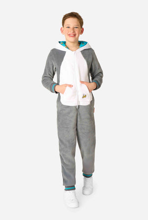 Kind trägt einen gemütlichen, unisex Kinder-Onesie im Lemur-Design aus grau-weißem Plüschstoff. Die Kapuze zeigt ein Cartoon-Lemurgesicht mit Ohren, und auf der Tasche befindet sich ein verspielter Bananenaufdruck. Ganzkörperaufnahme.
