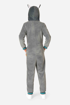 Kind trägt einen gemütlichen, unisex Kinder-Onesie im Lemur-Design aus grau-weißem Plüschstoff. Die Kapuze zeigt ein Cartoon-Lemurgesicht mit Ohren, und auf der Tasche befindet sich ein verspielter Bananenaufdruck. Ansicht von hinten.