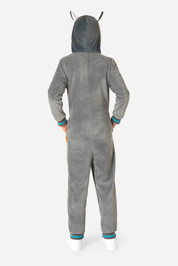Kind trägt einen gemütlichen, unisex Kinder-Onesie im Lemur-Design aus grau-weißem Plüschstoff. Die Kapuze zeigt ein Cartoon-Lemurgesicht mit Ohren, und auf der Tasche befindet sich ein verspielter Bananenaufdruck. Ansicht von hinten.