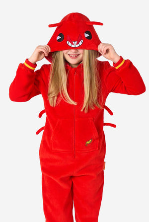 Ein Kind trägt einen leuchtend roten Kinder-Strampler mit Hummermotiv, verspielten Kapuzendetails und kuscheligem, weichem Material.