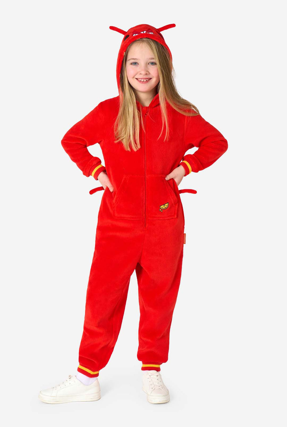 Ein Kind trägt einen leuchtend roten Kinder-Strampler mit Hummermotiv, verspielten Kapuzendetails und kuscheligem, weichem Material.