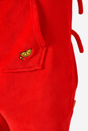 Ein Kind trägt einen leuchtend roten Kinder-Strampler mit Hummermotiv, verspielten Kapuzendetails und kuscheligem, weichem Material. Nahaufnahme.