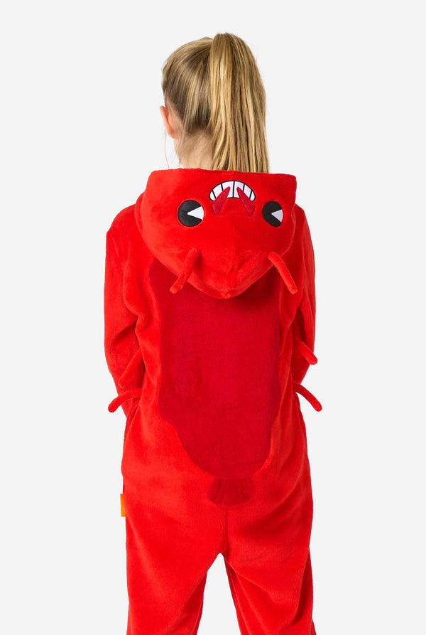 Ein Kind trägt einen leuchtend roten Kinder-Strampler mit Hummermotiv, verspielten Kapuzendetails und kuscheligem, weichem Material. Ansicht von hinten, mit heruntergelassener Kapuze.