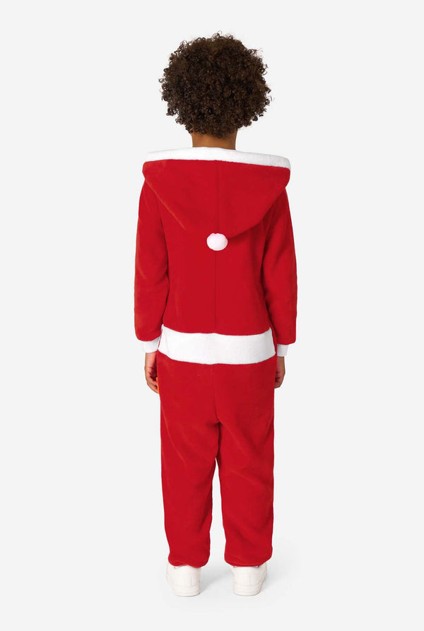 Rückansicht eines Kindes in einem roten Santa-Onesie mit weiß eingefasster Kapuze und einer kleinen weißen Bommel.