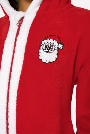 Nahaufnahme des Brustbereichs eines roten Santa-Onesies mit weißer Reißverschluss-Einfassung und einem kleinen gestickten Weihnachtsmannkopf.