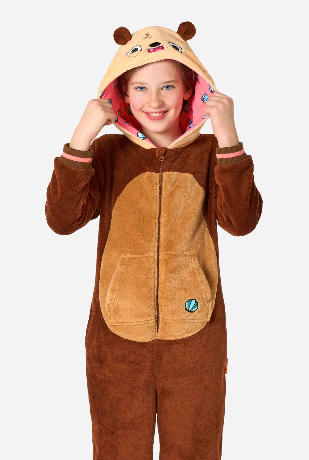 Ein lächelndes Kind trägt einen braunen Kinder-Onesie in Form eines Otters. Der Onesie hat eine Kapuze mit Ohren, ein süßes Gesicht und verspielte Otter-Details.