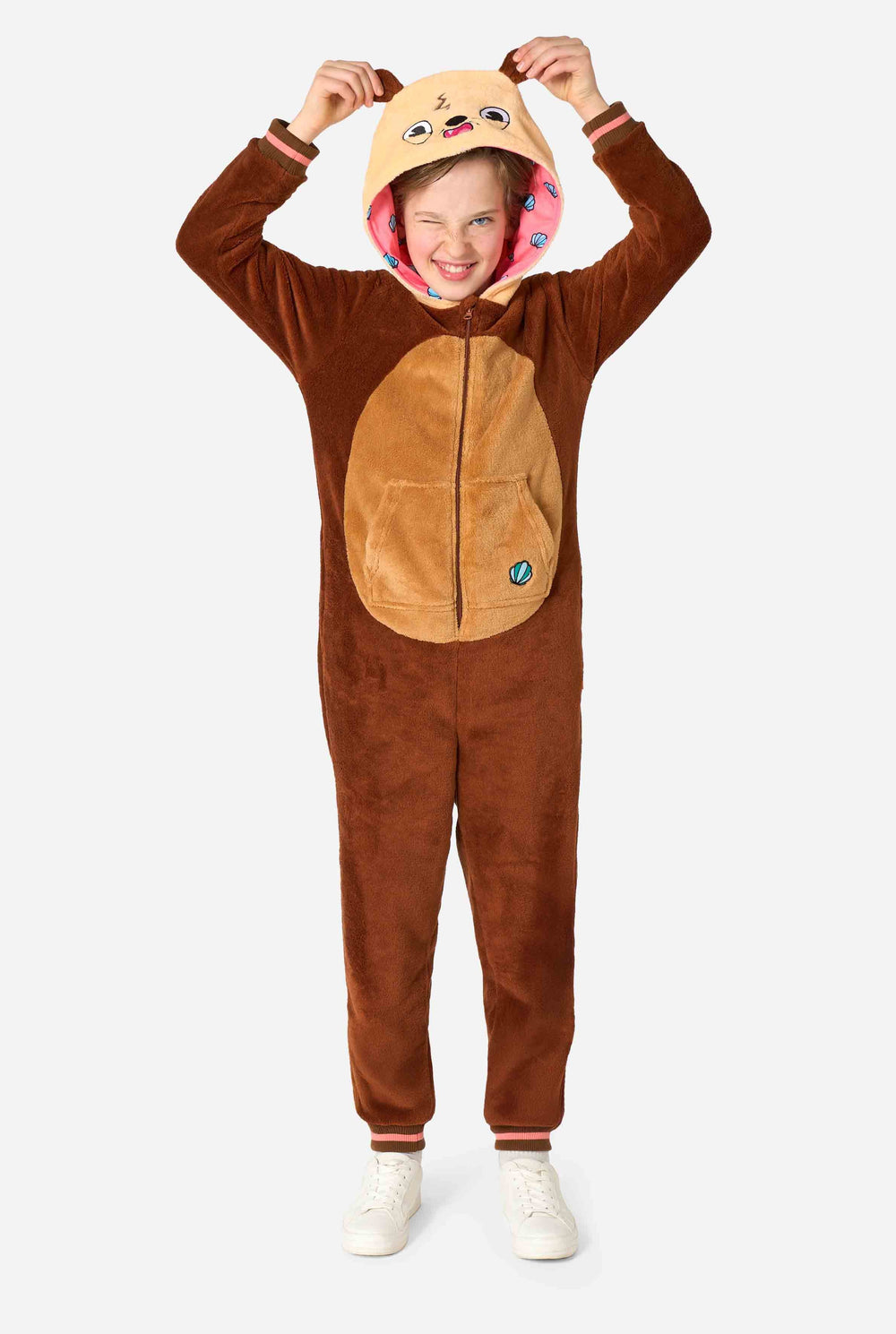 Ein lächelndes Kind trägt einen braunen Kinder-Onesie in Form eines Otters. Der Onesie hat eine Kapuze mit Ohren, ein süßes Gesicht und verspielte Otter-Details.