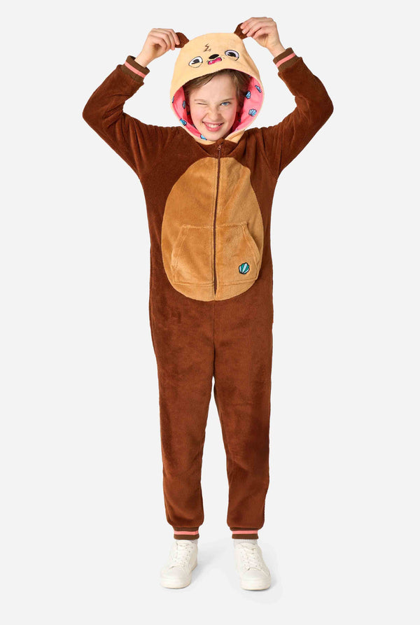 Ein lächelndes Kind trägt einen braunen Kinder-Strampler mit Otter-Motiv. Der Strampler hat eine Kapuze mit Ohren, ein süßes Gesicht und verspielte Otter-Details. Ganzkörperbild.