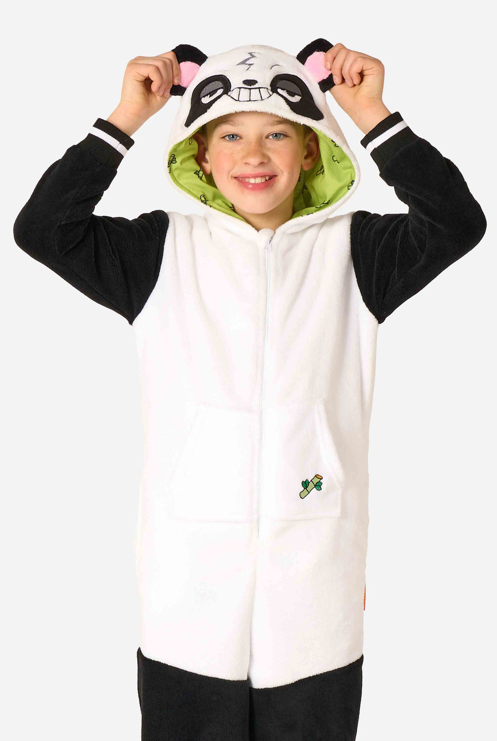 Ein lächelndes Kind trägt einen Panda-Kinder-Onesie. Dieser kuschelige Onesie ist in den Farben Schwarz und Weiß gehalten und hat eine verspielte Kapuze mit Panda-Ohren und einem süßen Gesicht. Perfekt zum Entspannen oder für lustige Kostümanlässe.