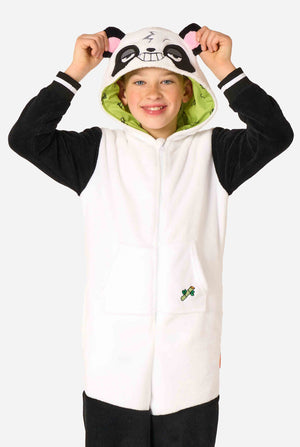 Ein lächelndes Kind trägt einen Panda-Kinder-Onesie. Dieser kuschelige Onesie ist in den Farben Schwarz und Weiß gehalten und hat eine verspielte Kapuze mit Panda-Ohren und einem süßen Gesicht. Perfekt zum Entspannen oder für lustige Kostümanlässe.