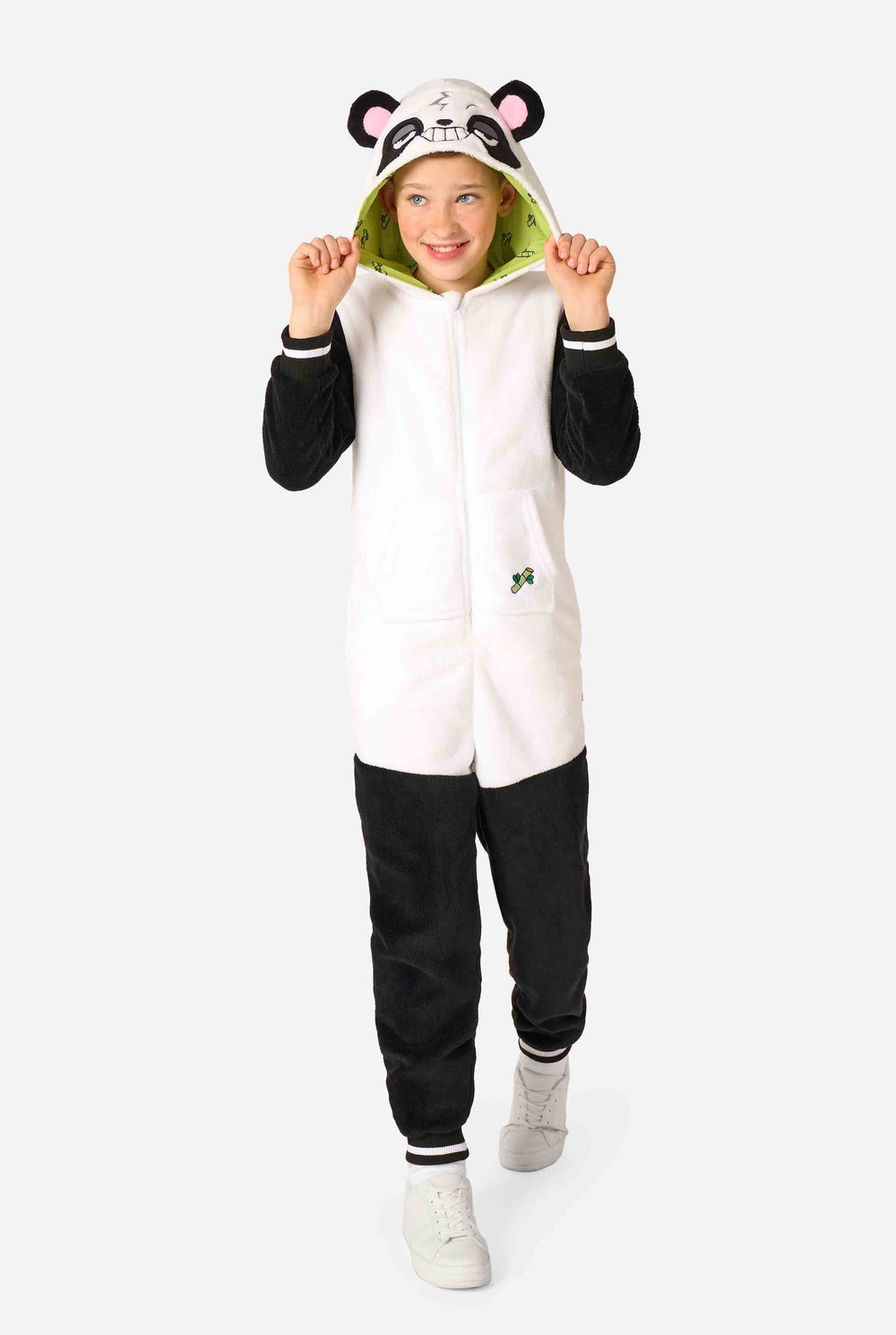 Ein lächelndes Kind trägt einen Panda-Kinder-Onesie. Dieser kuschelige Onesie ist in den Farben Schwarz und Weiß gehalten und hat eine verspielte Kapuze mit Panda-Ohren und einem süßen Gesicht. Perfekt zum Entspannen oder für lustige Kostümanlässe.