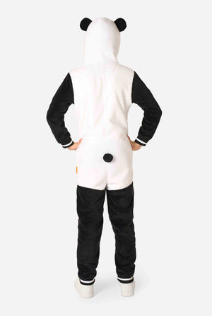 Ein lächelndes Kind trägt einen Panda-Kinder-Onesie. Dieser kuschelige Onesie ist in den Farben Schwarz und Weiß gehalten und hat eine verspielte Kapuze mit Panda-Ohren und einem süßen Gesicht. Perfekt zum Entspannen oder für lustige Kostümanlässe. Ansicht von hinten.