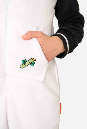 Ein lächelndes Kind trägt einen Panda-Kinder-Onesie. Dieser kuschelige Onesie ist in den Farben Schwarz und Weiß gehalten und hat eine verspielte Kapuze mit Panda-Ohren und einem süßen Gesicht. Perfekt zum Entspannen oder für lustige Kostümanlässe. Nahaufnahme.