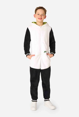 Ein lächelndes Kind trägt einen Panda-Einteiler. Dieser kuschelige Einteiler ist in den Farben Schwarz und Weiß gehalten und hat eine verspielte Kapuze mit Pandaohren und einem süßen Gesicht. Perfekt zum Entspannen oder für lustige Kostümanlässe. Ganzkörperanzug mit offener Kapuze.