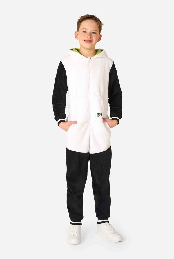 Ein lächelndes Kind trägt einen Panda-Einteiler. Dieser kuschelige Einteiler ist in den Farben Schwarz und Weiß gehalten und hat eine verspielte Kapuze mit Pandaohren und einem süßen Gesicht. Perfekt zum Entspannen oder für lustige Kostümanlässe. Ganzkörperanzug mit offener Kapuze.