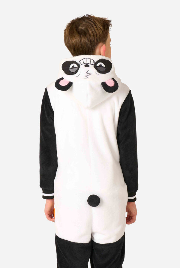 Ein lächelndes Kind trägt einen Panda-Kinder-Onesie. Dieser kuschelige Onesie ist in den Farben Schwarz und Weiß gehalten und hat eine verspielte Kapuze mit Panda-Ohren und einem süßen Gesicht. Perfekt zum Entspannen oder für lustige Kostümanlässe. Ansicht von hinten, mit heruntergelassener Kapuze.