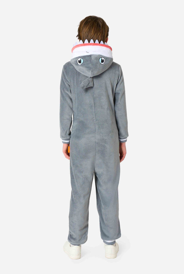 Ein Kind trägt einen grau-weißen Hai-Einteiler für Kinder mit verspielten Kapuzendetails und kuscheligem, weichem Material, perfekt zum Entspannen oder für Kostümveranstaltungen. Ansicht von hinten.
