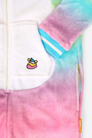 Ein lächelndes Kind trägt einen weißen, rosa, blauen und gelben Kinderstrampler, der als Einhorn gestaltet ist. Der Einhorn-Einteiler verfügt über eine Kapuze, die einem Einhornkopf ähnelt, und weitere verspielte Details. Nahtasche.