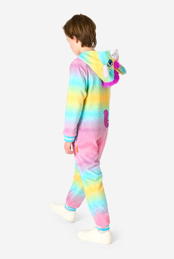 Ein lächelndes Kind trägt einen weißen, rosa, blauen und gelben Kinderstrampler, der als Einhorn gestaltet ist. Der Einhorn-Einteiler verfügt über eine Kapuze, die einem Einhornkopf ähnelt, und weitere verspielte Details. Ansicht von hinten mit heruntergelassener Kapuze.
