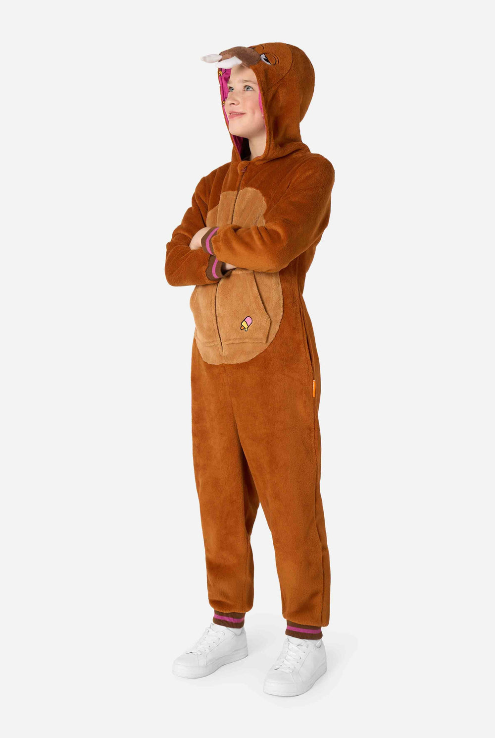 Ein fröhliches Kind trägt einen braunen Kinder-Onesie in Walross-Optik. Der Onesie hat eine Kapuze mit Reißzähnen, aufgenähte Handschuhe in Pfotenform und verspielte Walross-Details – perfekt für gemütliches Faulenzen oder Kostümpartys.
