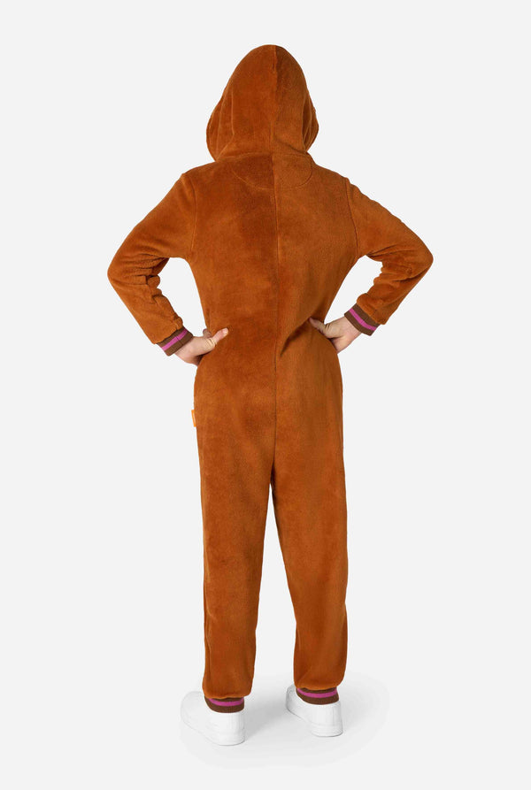 Ein fröhliches Kind trägt einen braunen Kinder-Onesie in Walross-Optik. Der Onesie hat eine Kapuze mit Reißzähnen, aufgenähte Handschuhe in Pfotenform und verspielte Walross-Details – perfekt zum gemütlichen Faulenzen oder für Kostümpartys. Ansicht von hinten.