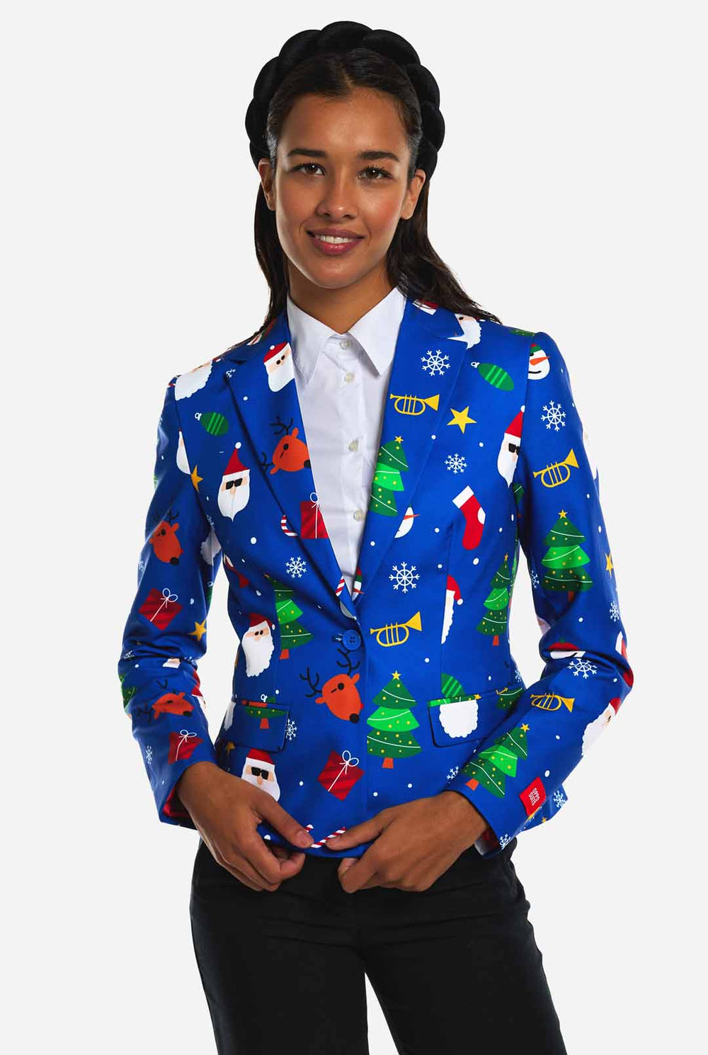 Frau trägt einen blauen Weihnachtsblazer für Damen, der mit Weihnachtsmotiven bedeckt ist.