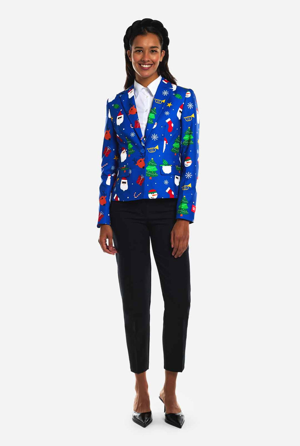 Frau trägt einen blauen Weihnachtsblazer für Damen, der mit Weihnachtsmotiven bedeckt ist.