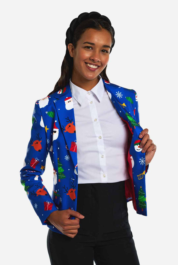 Frau trägt einen blauen Weihnachtsblazer für Damen, der mit Weihnachtsmotiven bedeckt ist.