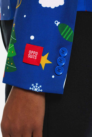 Frau trägt einen blauen Weihnachtsblazer für Damen, der mit Weihnachtsmotiven bedeckt ist.