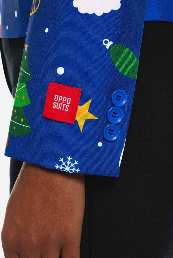 Frau trägt einen blauen Weihnachtsblazer für Damen, der mit Weihnachtsmotiven bedeckt ist.