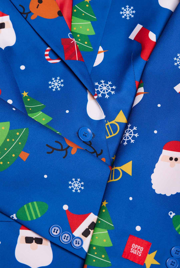 Frau trägt einen blauen Weihnachtsblazer für Damen, der mit Weihnachtsmotiven bedeckt ist.