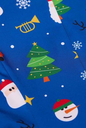 Frau trägt einen blauen Weihnachtsblazer für Damen, der mit Weihnachtsmotiven bedeckt ist.